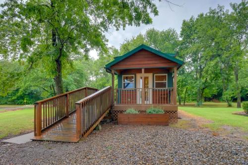 . Cozy Cabin in Sallisaw with Patio Pets Welcome!