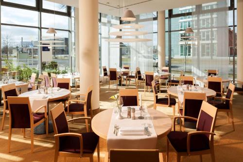 Restaurant, Essential by Dorint Berlin-Adlershof near Artemis