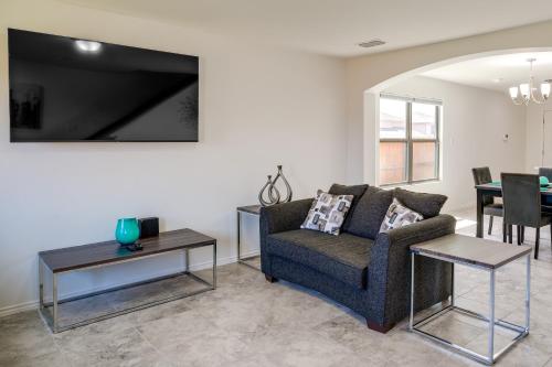 Luxurious Laredo Getaway - Unwind in Style!
