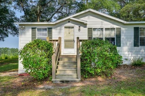 Sunny Florida Escape with Screened-In Patio and Grill! in Bonifay