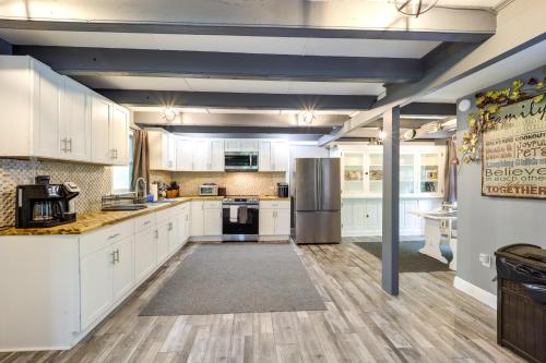 Beech Mountain Home with Fire Pit Less Than 1 Mi to Skiing! in Beech Mountain, USA