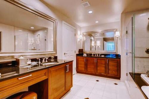 Strip & Sphere view - Separate Living room - 2 Full Bath - Full Kitchen - Balcony - 900 sqft - MGM Signature, Las Vegas (foto 10)