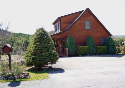 Beautiful Cabin at the New River w/Mountain Views! in Piney Creek, USA
