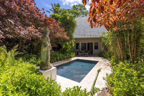 Gardenia Room on Tropical Lush Farm in Haiku, Maui