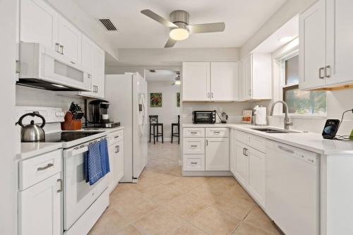 Konyha, Boaters Bayshore Bungalow in Kelet-Naples