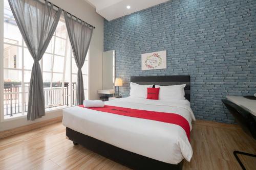 RedDoorz Premium near RS Pondok Indah