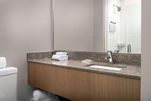 SpringHill Suites by Marriott New York Queens - image 3