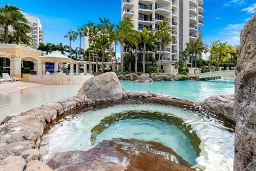 Surfers Paradise Central Chevron Apartment Sleeps 8 - Optimise BNB