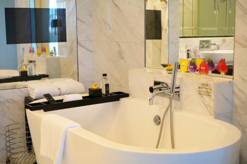 Premier Lake View King（Complimentary soft drinks and snacks in mini bar） image 4