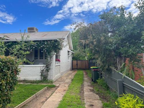 Charming Central Cottage Wagga Wagga