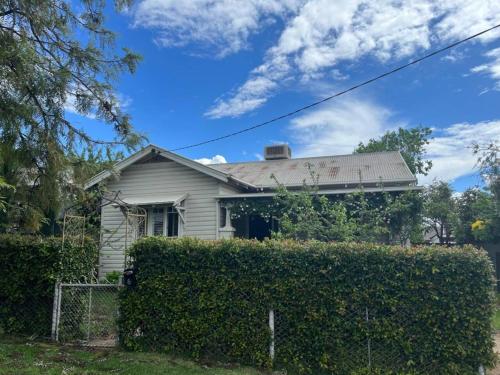 Charming Central Cottage Wagga Wagga