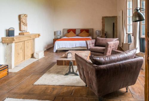 1 queen bed, 3 sofa beds