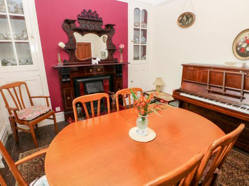 Lyndale Narberth - image 9