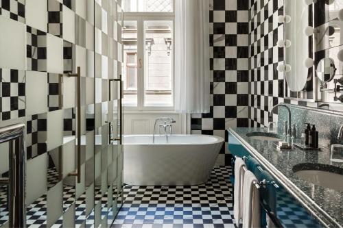 Cool Corner Suite King with City View image 4