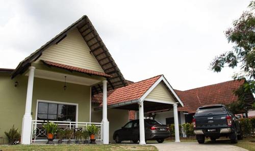 B&B Kampung Alor Gajah - Poolhomestay Raudhah Intan - Bed and Breakfast Kampung Alor Gajah