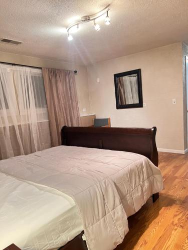 Luxe 3BR, 2BA + Hot Tub in Elmhurst, USA