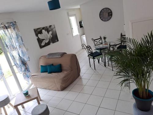 Appartement (jardin clos et privatif)