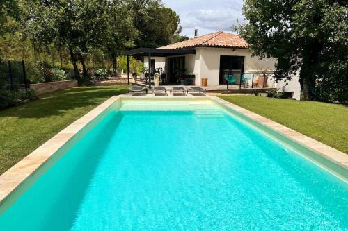 Villa moderne et piscine chauffée en Provence