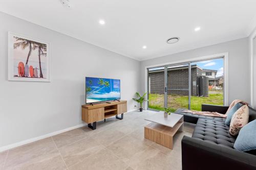 Austral Brand New 3Br House with WiFi & Parking