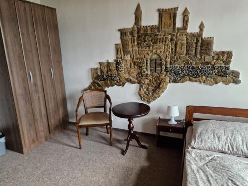 Oprema, Penzion hrad Doubravka in Sobedruhy
