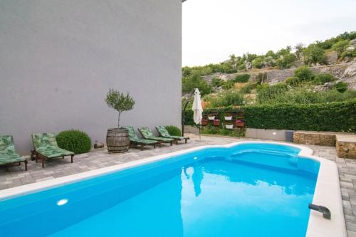 Village holiday apartman with heated pool Maslina