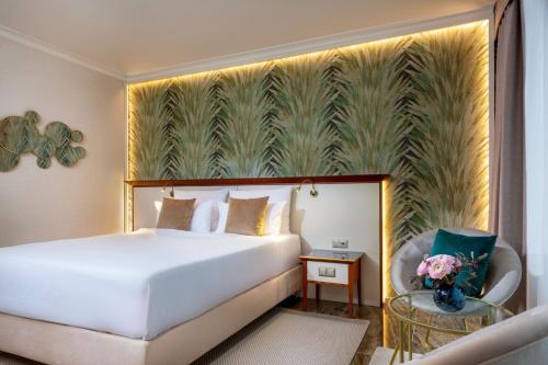 1 queen bed, 1 double bed, 1 twin bed