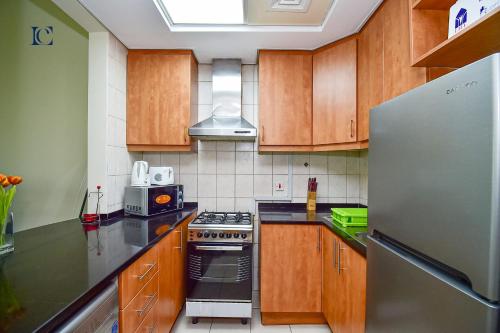 Kitchen, Luxury Escapes - Cozy budget studio near Metro & Ibn Battuta Mall - MOG190 DG near Bikanervala Al Furjan - Indian Vegetarian Restaurant in Dubai