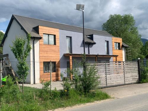 Cedar Crest, Рышнов