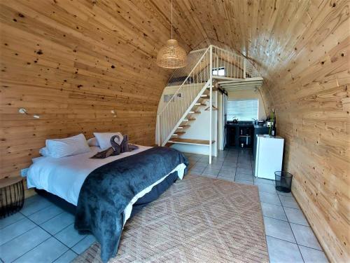 1 queen bed, 2 futon beds