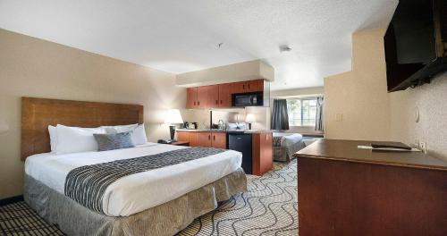 Queen Room with Two Queen Beds and Wet Bar