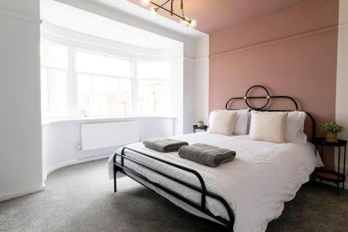 Chic 3-Bed Hideaway Steps from Cromer Beach in Cromer Város