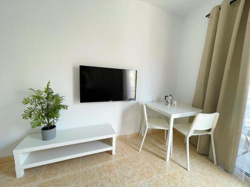 One-Bedroom Apartment image 3