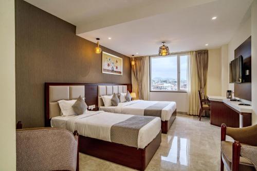 1 king bed, 1 twin bed