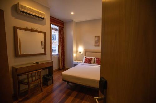 Double Room image 4