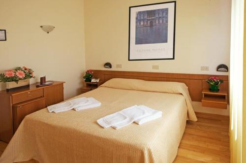 1 queen bed, 2 twin beds