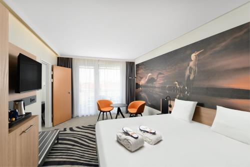 1 queen bed, 1 sofa bed