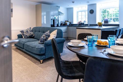 Cocina, Stylish & Contemporary 2-Bed Townhouse - Parking - Wi-Fi - Netflix in Worksop