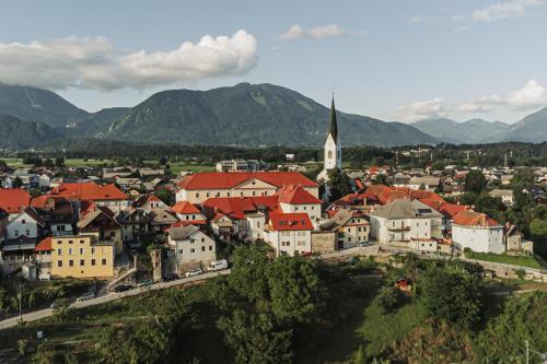 Vaatamisväärsus lähikonnas, Grajski Dvor in Radovljica