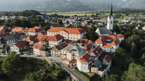 Ümbrus, Grajski Dvor in Radovljica