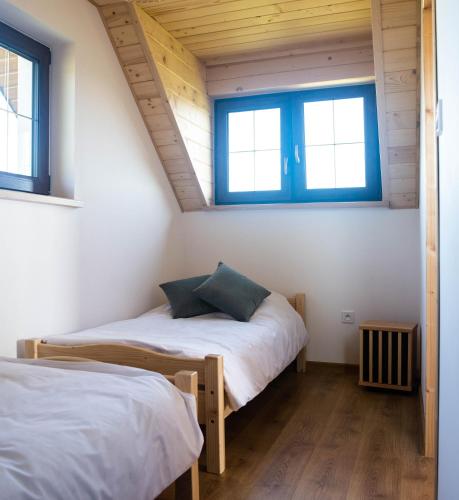 2 bedrooms, 4 beds