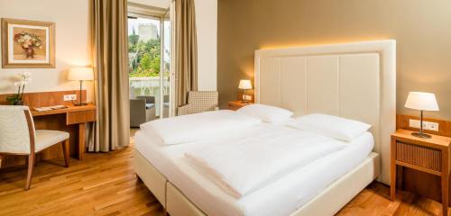 1 king bed, 1 sofa bed