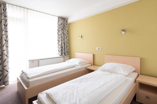 2 twin beds