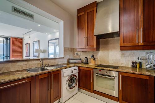 Bali Luxury Suite E – Camps Bay, CO