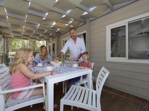 Chalet in Baia Domizia with Private Beach gîte à louer Baia Domizia