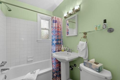 2 Bed Townhouse: Minutes from DCA-National Airport in Alexandria, USA