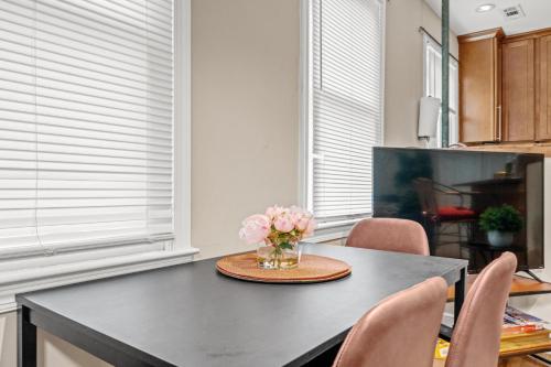 2 Bed Townhouse: Minutes from DCA-National Airport in Alexandria, USA