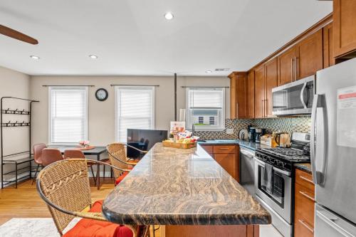 2 Bed Townhouse: Minutes from DCA-National Airport in Alexandria, USA