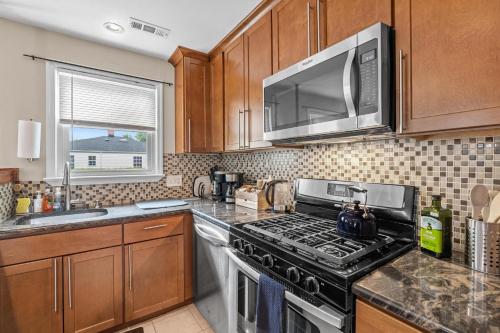 2 Bed Townhouse: Minutes from DCA-National Airport in Alexandria, USA