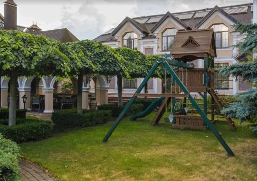 Villa with pool and garden in Hlibivka