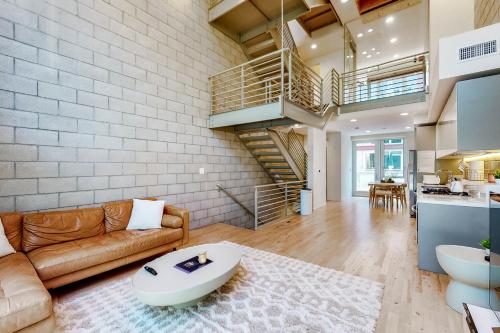 B&B Los Angeles - Modern Loft-Style Townhouse in Los Angeles - Bed and Breakfast Los Angeles